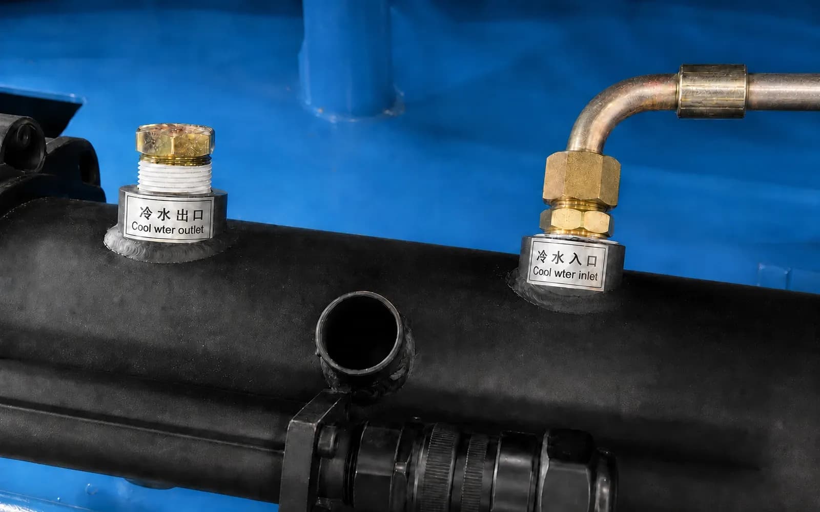 Water-cooled servo motor coolant inlet and outlet on a Xingzhong direct injection shoe machine